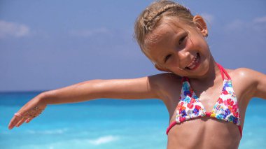 Çocuk Gün Batımında Sahilde Oynuyor, Çocuk Yüzlü Deniz Dalgalarını Sahilde İzliyor, Kız Portresi, Okyanus Manzarası, Mutlu Çocuklar