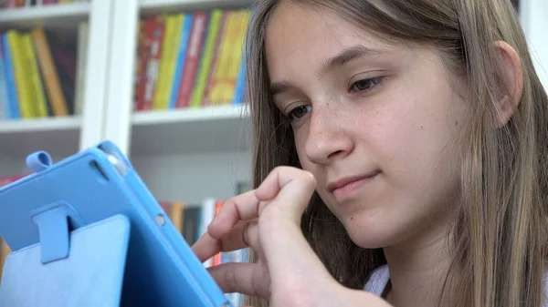 Criança Jogando Tablet Navegando Internet Kid Learning Dispositivo Touchscreen Garota — Fotografia de Stock