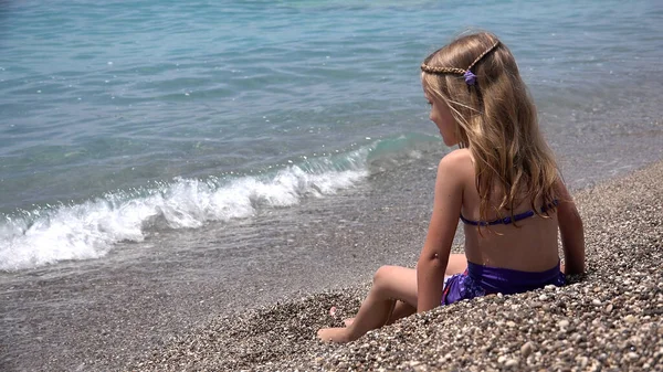 Enfant Jouant Sur Plage Enfant Jetant Des Cailloux Dans Les — Photo