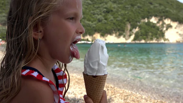 Enfant Mangeant Crème Glacée Sur Plage Coucher Soleil Enfant Jouant — Photo