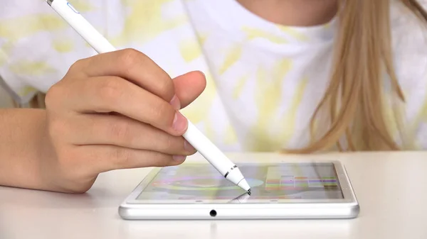 Kid Playing Tablet Desenho Criança Com Caneta Digital Smartphone Menina — Fotografia de Stock