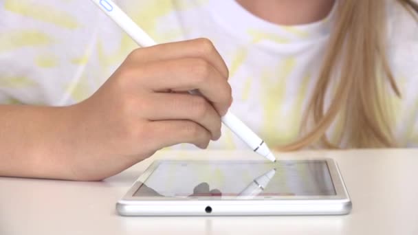 Niño Jugando Tableta Pintura Dibujo Infantil Con Lápiz Digital Lápiz — Vídeo de stock