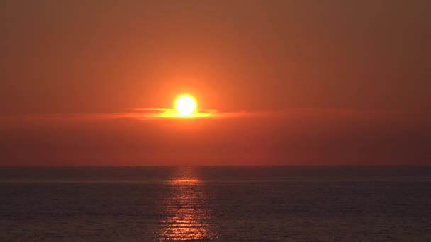 希腊落日海滩 海滨云彩中的戏剧性日出 夏日日落中的海洋 暮色海景海岸线 — 图库视频影像