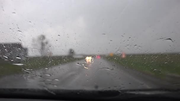 Verkehr Bei Regen Auf Der Straße Der Stadt Fahrendes Auto — Stockvideo