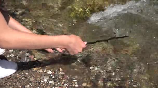 Dítě Hraje Řece Kid Hand Hraje Vodopádu Horách Turistická Dívka — Stock video