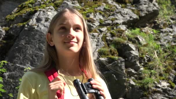 Dívka pomocí dalekohledu v horách, Dítě Turistika v kempu, Alpské stezky, Mladé dítě hraje v dobrodružství, Letní výlet Dovolená — Stock video
