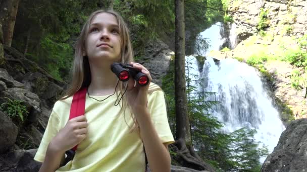 Dítě pomocí binokuláru u vodopádu v horách, Dítě Turistika v kempu, Alpské stezky, Dívka Cestování v dobrodružství výlet dovolená — Stock video