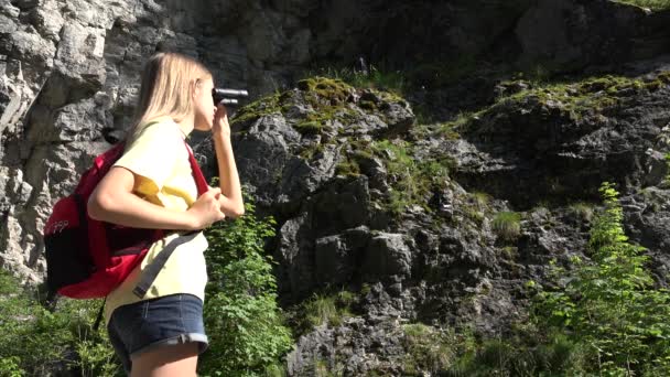 Dítě pomocí dalekohledu v horách, Dětská turistika v kempu, Alpské stezky, Teenager dívka hraje v dobrodružství letní výlet dovolená — Stock video