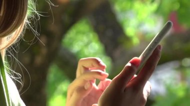 Akıllı Telefon Oynayan Çocuk, Genç Çocuk Parktaki Akıllı Telefon 'da İnternet Taraması Ergen Kız Oyun Alanı' nda Açık Aletler Kullanıyor