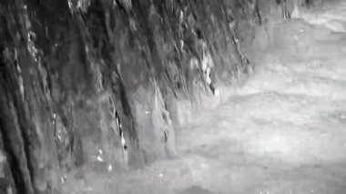 Dağ Nehri, Kristal Şelale Damlaları, Temiz Bahar Taze Suyu, Şeffaf Alp Akımı Dalgaları, Kristal Brook Kapanması