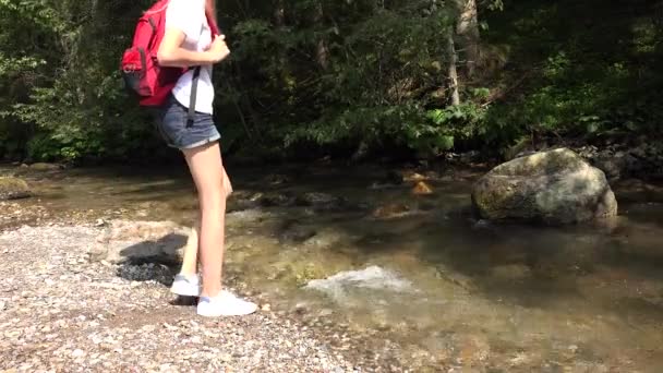 Dziecko myjące ręce w wodzie rzecznej, Kid Hiking na kempingu w górach Trails, Nastolatka spacerująca w lesie, Adventure Trip — Wideo stockowe