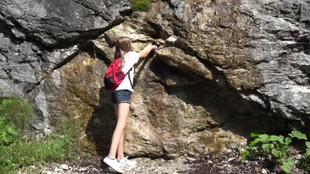 Dívka mytí rukou, Dětské pití vody z Mountain River, Dětské mytí obličeje v vodopádu, Pěší turistika v kempu, Alpské stezky výlet — Stock video