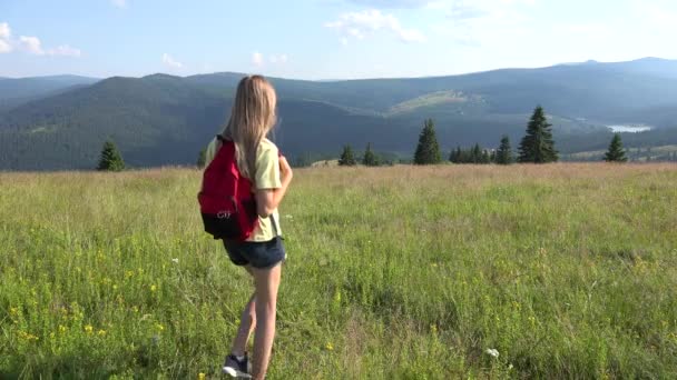 Kid vandring i bergskedjor, Barnvandring på Camping i Alpina, Tonåring flicka vandrare reser i sommar resa semester — Stockvideo