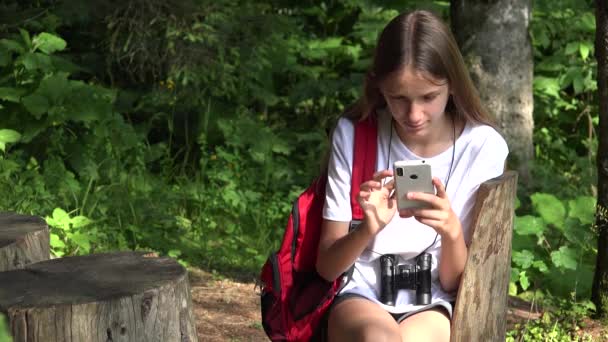 Ztracené dítě s dalekohledem v horských stezkách Hraní Smartphone, Dítě Turistika v kempu, Teenager Girl v dobrodružství výlet dovolená — Stock video