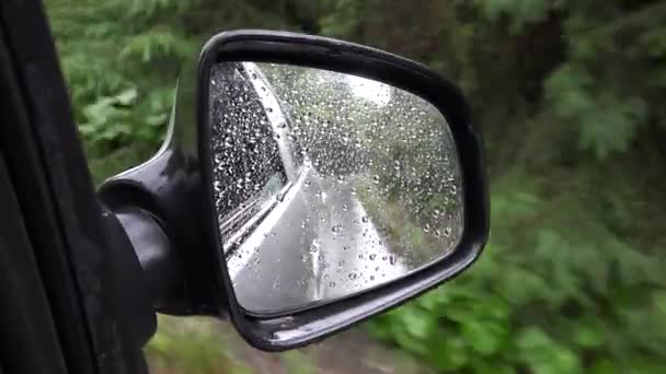 Trafik i regn, Körning bil i regn, Regniga droppar Visa på spegel fönster glas, Storm på väg Highway, dåligt väder resa — Stockvideo