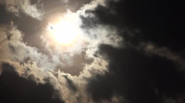 Bulutlarda Güneş, Dramatik Günbatımı Zamanlaması, Yumuşak Bulutta Güneşli Işınlar, Mavi Bulutlu Gökyüzünde Güneş Işıkları, Yazın Hızlanan Fırtınalar