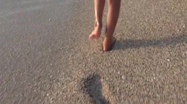 Çocuk Ayakları Yürüyüşü, Gün batımında Sahilde Oynama Deniz Dalgalarında Çocuk Ayak İzleri, Sahilde Yollanan Ayak İzleri, Yaz Tatili