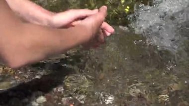 Nehir suyunda ellerini yıkayan çocuk, bahar şelalesinde oynayan çocuk, dağlarda kamp yapan kız yürüyüşü, yolculuk, gezi...