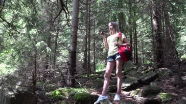 Dağ Ormanlarında Dürbün Kullanan Kız, Kamp yapan Çocuk Yürüyüşü, Alp Dağları İzleri, Macera Yolculuğunda Çocuk Seyahati