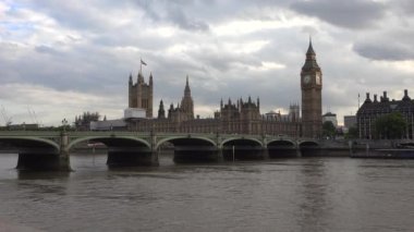 London Big Ben, Westminster Köprüsü 'nde trafik, Parlamento' da kırmızı çift katlı otobüsler, Avrupa 'da ünlü mekanlar, binalar