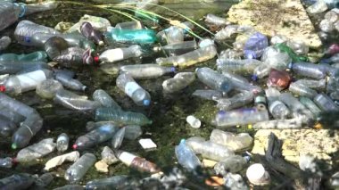 Kirlilik, Dağ Nehrindeki Plastik Şişeler, Akan Sudaki Çöpler, Kirlenmiş Çöpler, Kirlenen Doğa, Küresel Isınma Felaketi