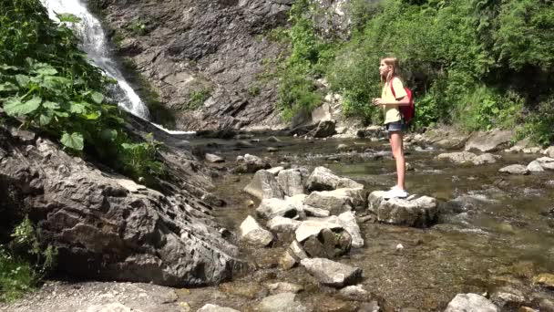 Criança usando binóculos por cachoeira nas montanhas, Caminhadas de crianças no acampamento, trilhas alpinas, menina viajando em férias de viagem de aventura — Vídeo de Stock