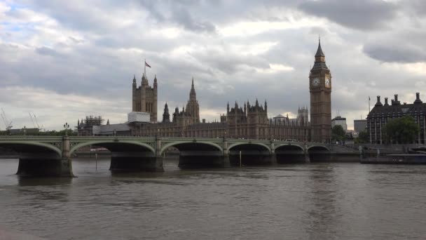 London Big Ben, Verkehr auf der Westminster Bridge am Parlament, rote Doppeldeckerbusse, berühmte Orte, Baudenkmäler in Europa — Stockvideo
