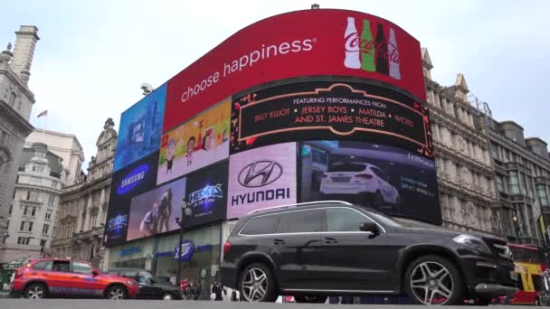 London Cars Traffic bij Piccadilly Circus, Mensen Wandelen, Crossing Street, Beroemde Plaatsen, Gebouwen Bezienswaardigheden in Europa — Stockvideo