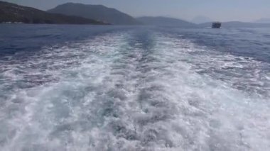 Yunanistan 'da Akdeniz' deki feribot, Gezinti Feribotu, Turistlerle Gezi Teknesi, Yaz Tatilinde Gemi