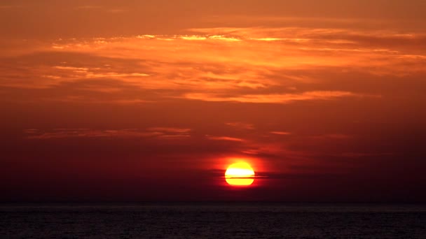 Dramatyczny zachód słońca na niebie, Sea Beach, wschód słońca na wybrzeżu, ocean o zachodzie słońca, podróże wakacyjne — Wideo stockowe