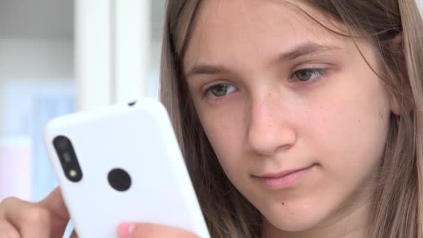 Kid Playing Smartphone, Internet de navegação da criança no telefone, Mensagens de leitura da menina adolescente, Crianças pesquisando on-line em dispositivos — Vídeo de Stock