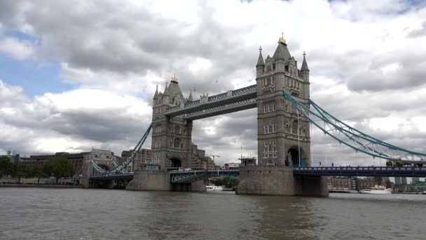 ロンドンタワーブリッジ レッドバス交通 テムズ川船 ボート 観光客 Visit European Cityscape Landmark Cloudy — ストック動画