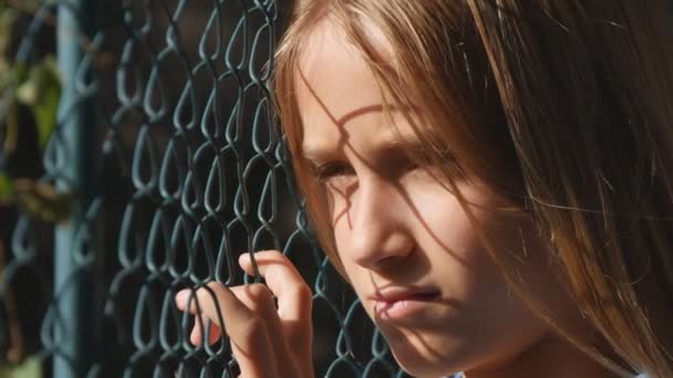 Szomorú Gyerek Elhagyott Beteg Boldogtalan Lány Depressziós Gyermek Nem Játszik — Stock videók