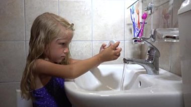 Çocuk Yıkama Elleri, Koronavirüs Salgınında Çocuk Dezenfekte Etme, Covid-19 Sağlık Hastanelerinde Dezenfektan