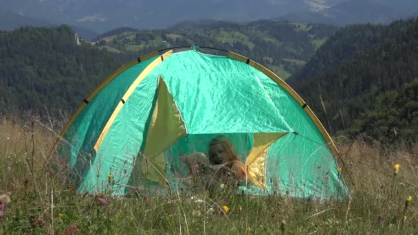 Criança brincando na tenda no acampamento em montanhas, Kid acenando adeus, menina turística em viagem alpina, excursão, crianças ao ar livre — Vídeo de Stock