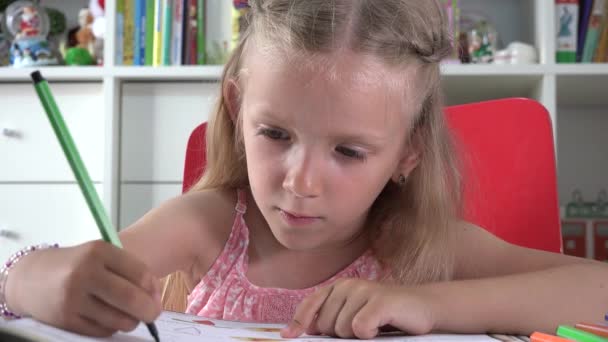 Barn som läser skrivande i klassen, skolbarns lärande på biblioteket, tankeväckande studentflicka i klassrummet, barnens utbildning — Stockvideo