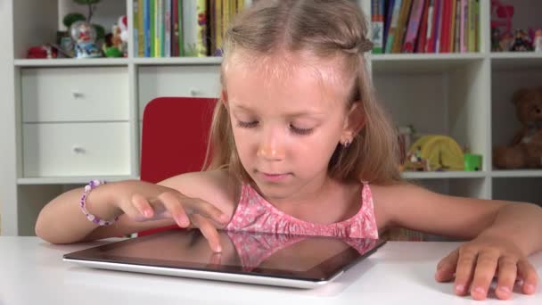 Dítě Hraní tabletu prohlížení Internetu, Kid pomocí dotykového zařízení, Blondýnka Dívka psaní zpráv, Online hraní her — Stock video