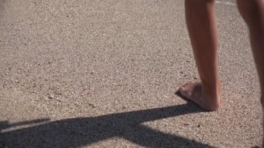 Çocuk Ayakları Yürüyüşü, Gün batımında Sahilde Oynama, Deniz Dalgalarında Çocuk Ayak İzleri, Denizdeki Kız Ayak İzleri, Yaz Tatili