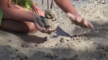 Çocuk Sahilde Şato İnşa Ediyor, Çocuk Sahilde Kumda Oynuyor, Sarışın Kız Yazın Kıyıda Deniz Suyunda Oynuyor