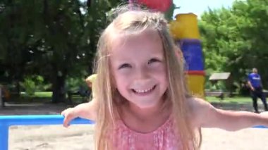 Çocuk parkta oynuyor, Çocuk Dönüyor, Neşeli Yuvarlak Dönüyor, Kamerada Gülümseyen Kız Portresi, Çocuklar