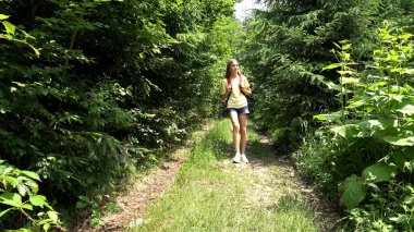 Dağlarda Yürüyen Çocuk Kampta, Alplerde Çocuk Yürüyüşü, Montan Adventure, Trip, Excursion 'da oynayan Genç Kız