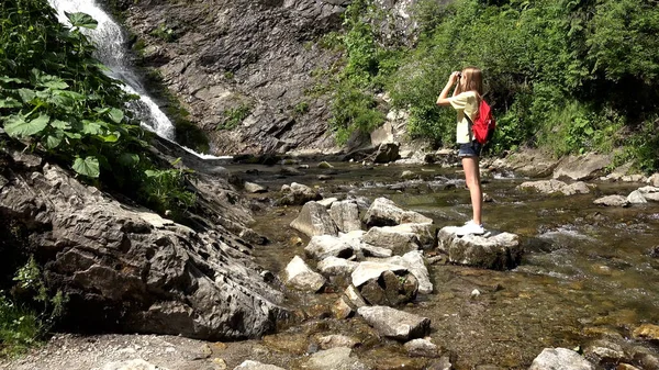 Meisje Met Een Verrekijker Bij Waterval Bergen Kinderwandelen Camping Alpenpaden — Stockfoto