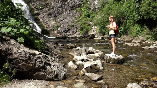 Kind Met Een Verrekijker Bij Waterval Bergen Kinderwandelen Camping Alpenpaden — Stockfoto