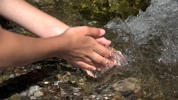 Kid Washing Hands River Water Criança Brincando Cachoeira Primavera Caminhadas — Fotografia de Stock