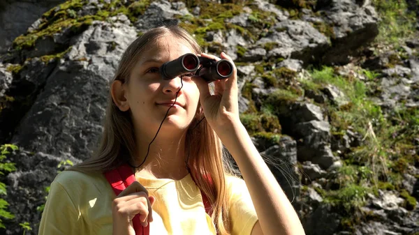 Niño Usando Prismáticos Las Montañas Senderismo Infantil Camping Senderos Alpinos — Foto de Stock