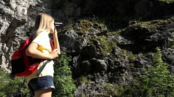 マウンテンで双眼鏡を使う子供 キャンプでの子供のハイキング アルパイントレイル 冒険で遊ぶ10代の女の子 夏の旅行休暇 ストック写真
