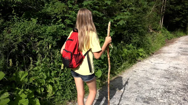 Fata Mers Jos Pădure Excursii Pentru Copii Camping Trasee Montane Fotografie de stoc