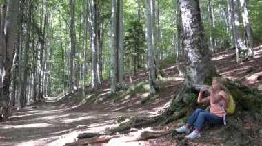 Çocuk Dağlardaki Kampta Su İçiyor, Alp Yollarında Turist Çocuk, Gezintide Sırt Çantalı Kız, Ormanda Yolculuk