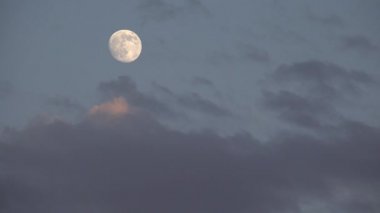 Dolunay Bulutlarda Yükseliyor Crepuscular Gökyüzünde, Alacakaranlık Işığı Görünümü, Akşam Astrolojisi, Zaman Çizelgesi