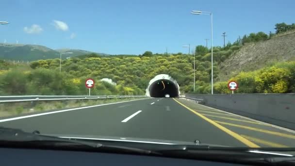 Trafikbil på motorväg, Vägtunnel, Tunnelbana, Förare som reser Grekland — Stockvideo